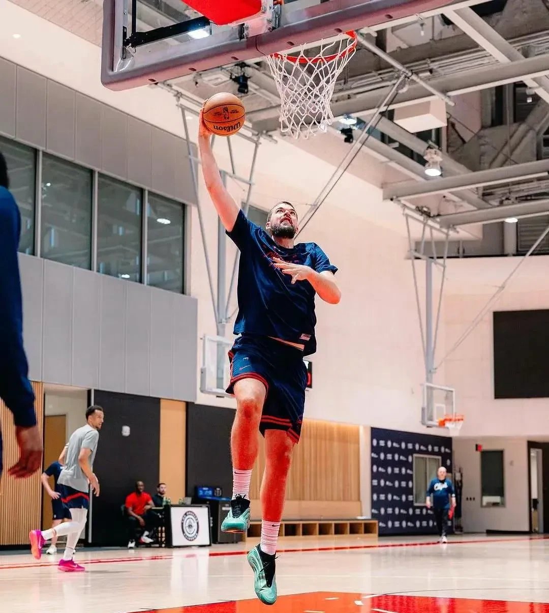 包含NBA球员交流学习，赛季热身训练趋于紧张的词条